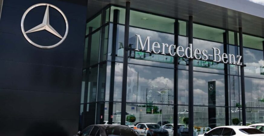 Dlaczego wymiana szyby w Mercedesie kosztuje fortunę? Sprawa, która oburzyła kierowców